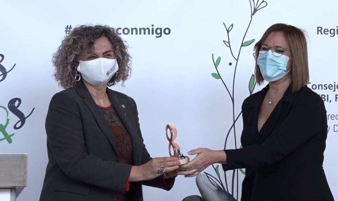 Beatriz Miguel (izquierda) recoge el premiio de manos de Isabel Franco (derecha)