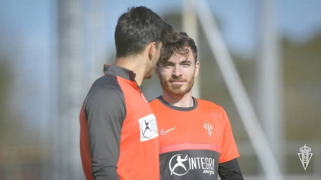 Víctor Campuzano dialoga con un compañero durante un entrenamiento.