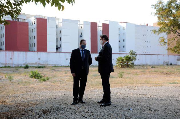 El Ministro de Transportes, Jose Luis Äbalos y el president de la Generaitat, Ximo Puig, conversan tras el acto de presentación del Plan 20.000 de Vivienda, hoy en Valencia