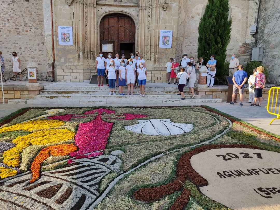 Aguilafuente elabora una alfombra floral de siete metros dentro del proyecto Xacobeo 2021