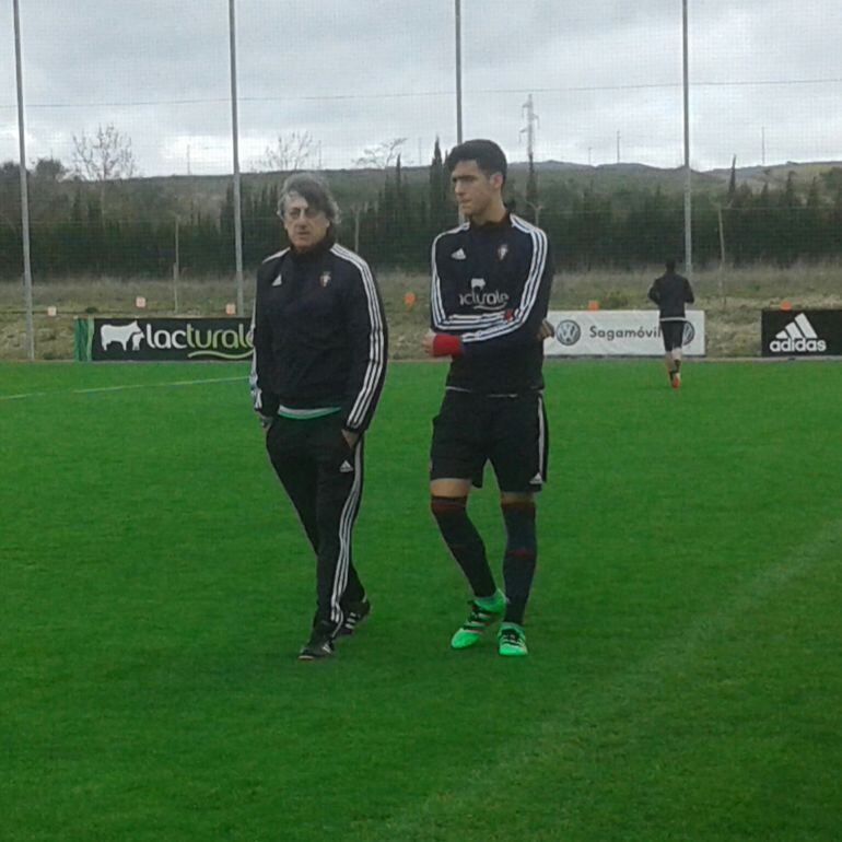 Merino en Tajonar con el entrenador de Osasuna Martín Monreal 