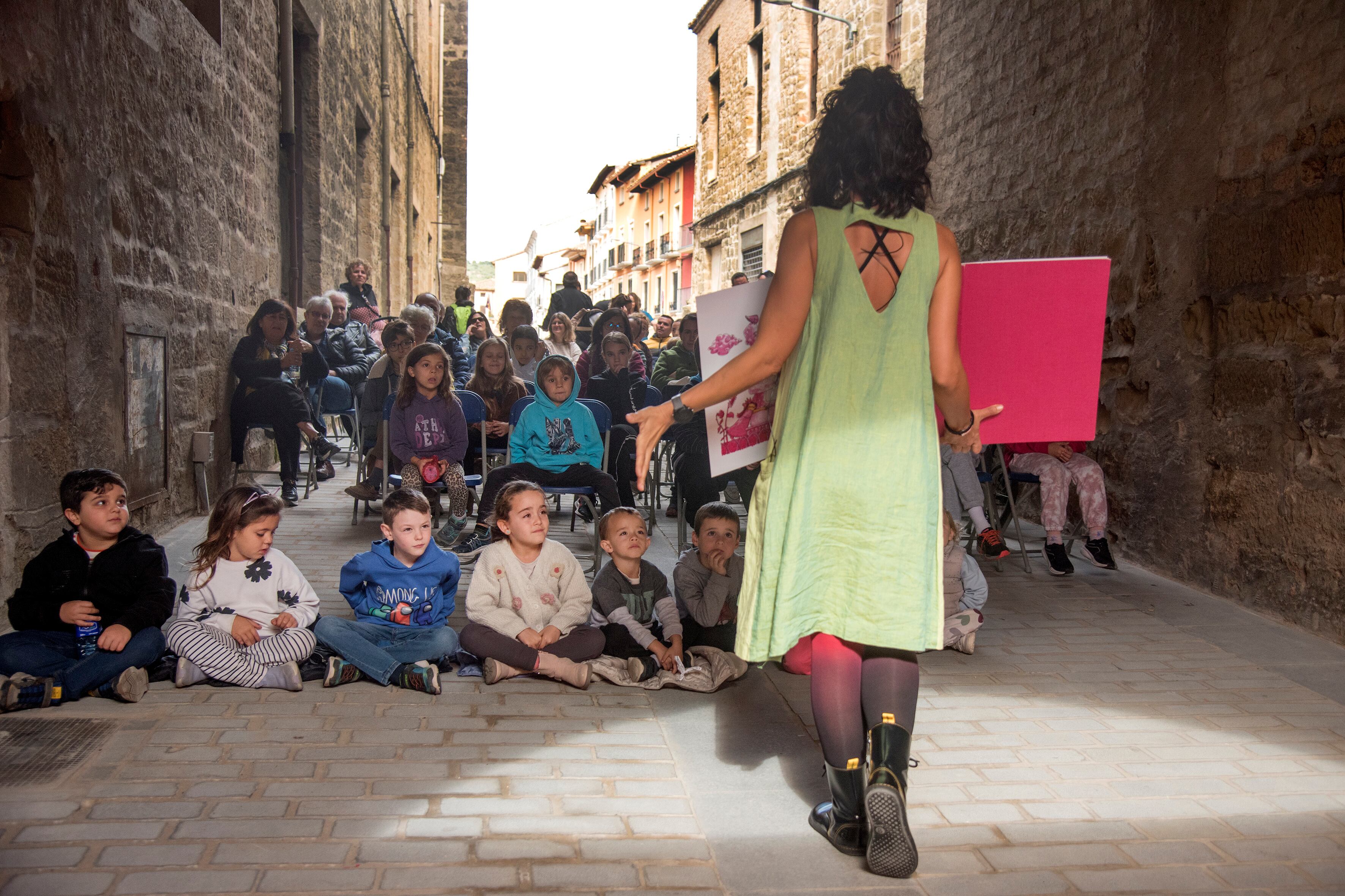 Lü de Lürdes en su espectáculo de cuentacuentos con los niños