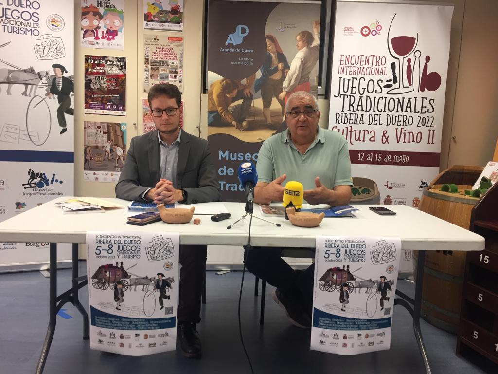 Carlos de la Villa (dcha) y Antonio Linaje en la presentación del encuentro