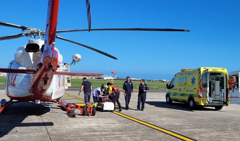 Helicóptero y ambulancia del 061 tras un rescate.