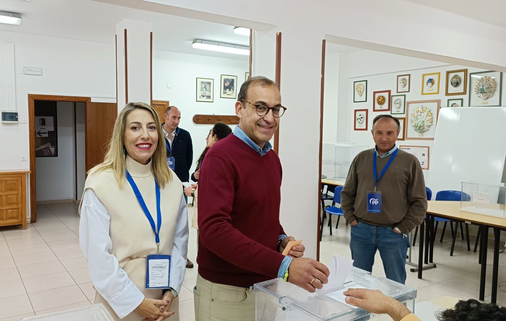 Rafael Mateos, alcalde de Cáceres, junto a María Guardiola durante las últimas elecciones municipales.