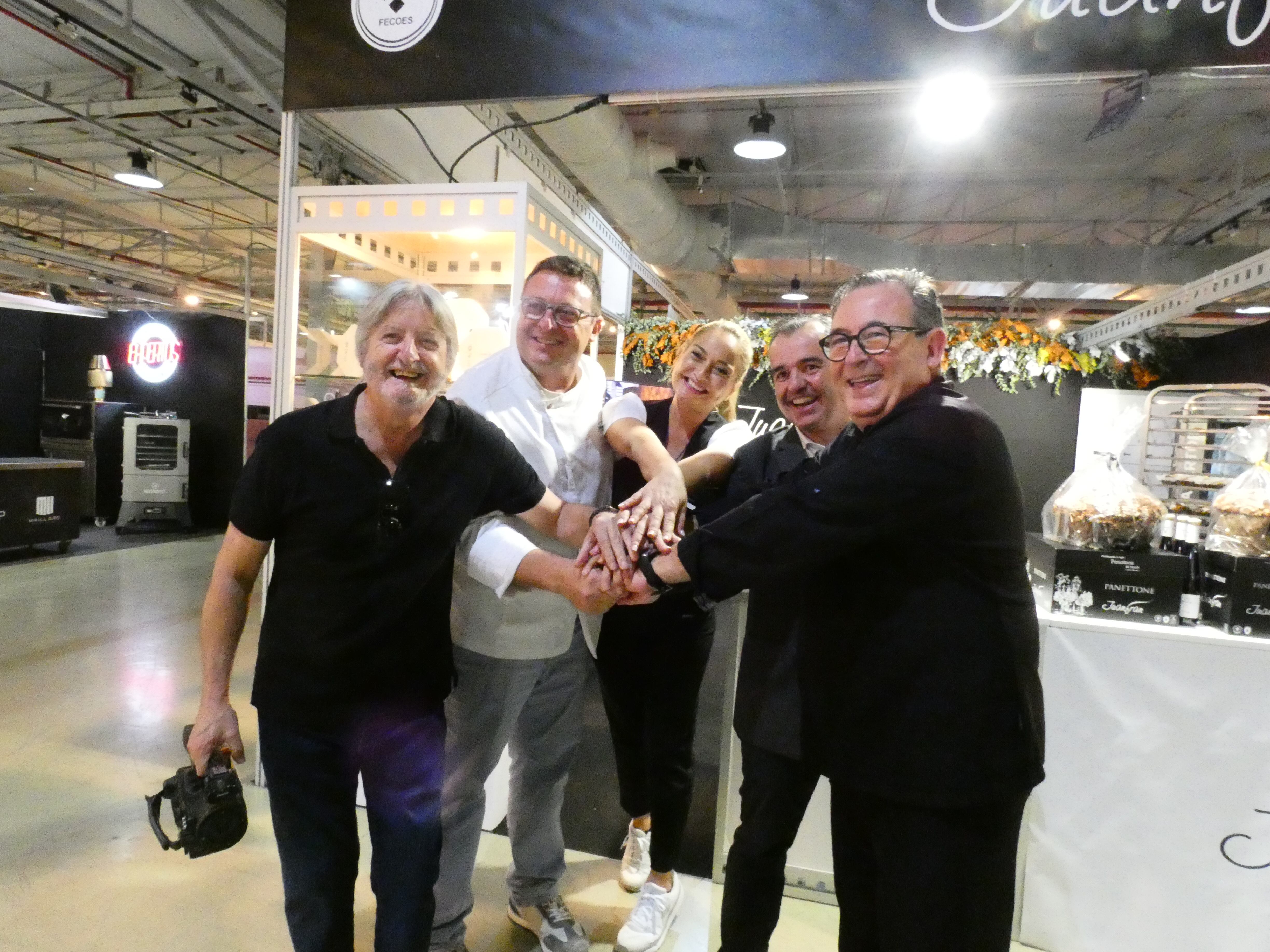 Juanfran Asencio junto a su mujer y socia, Juani Navarrete con Raúl Asencio y unos visitantes del stand