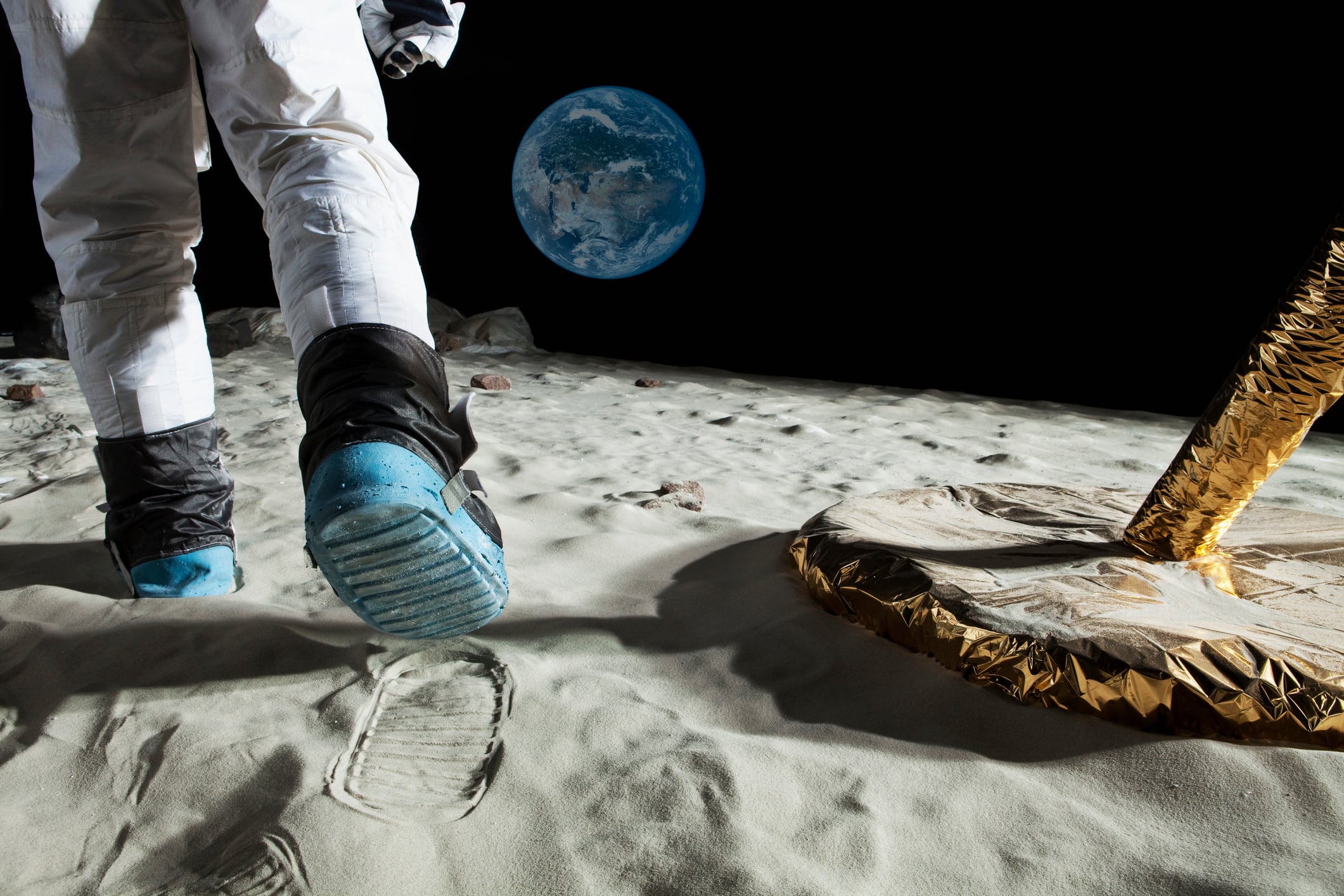 Un astronauta caminant sobre la lluna, vista posterior, secció baixa