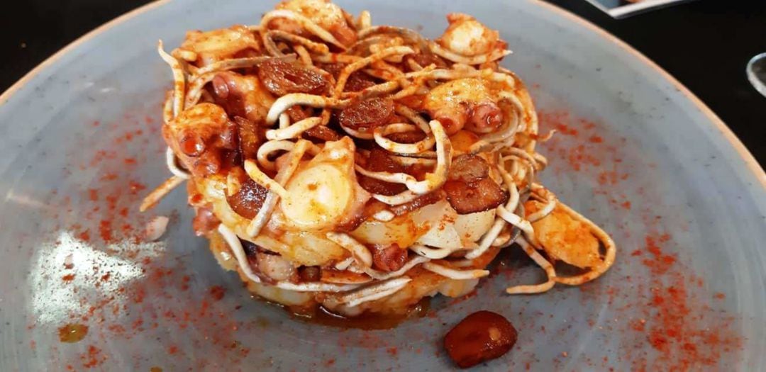 Delicioso milhoja de pulpo y gulas