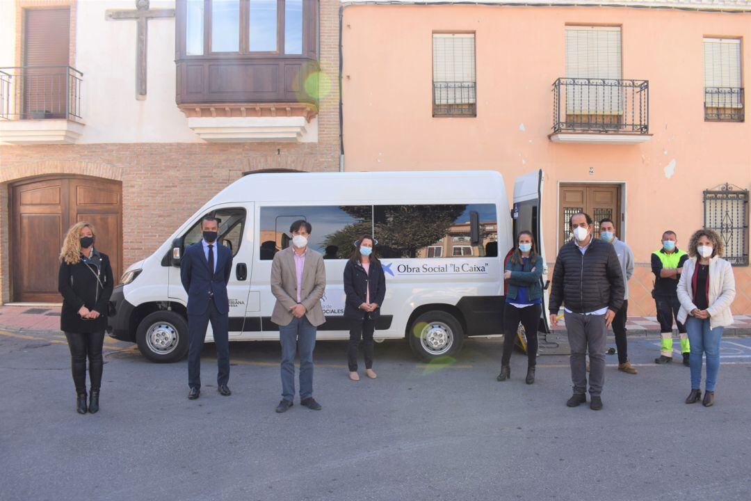 Presentación del vehículo adaptado para uso del Ayuntamiento de Churriana de la Vega (Granada) gracias a la colaboración de la Obra Social &#039;La Caixa&#039;