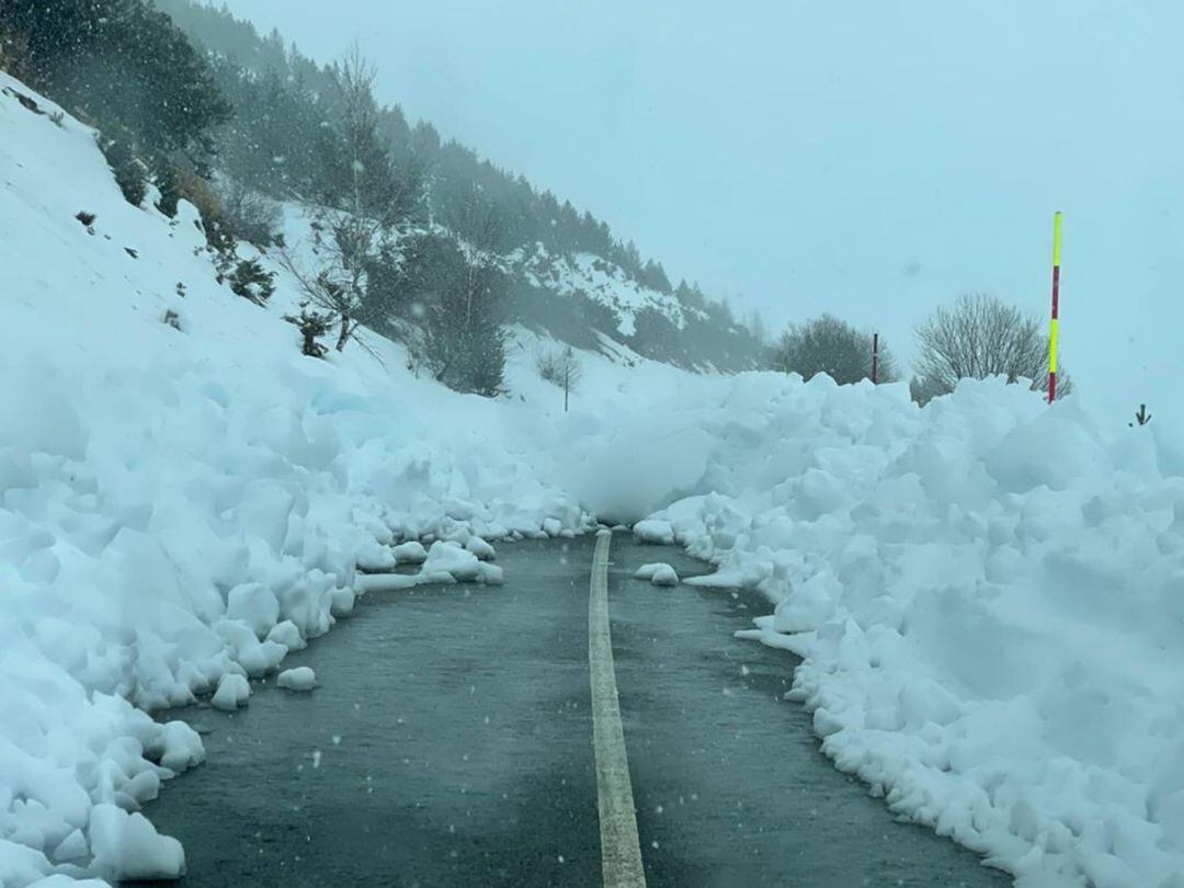 Este es el aspecto que presentaba la carretera de Riopinos el pasado miércoles