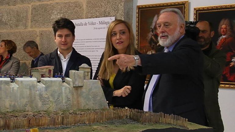 El presidente de la Autoridad Portuaria de Vigo, Enrique López Veiga muestra una maqueta de la exposición sobre Blas de Lezo a la presidenta del PP en Vigo Elena Muñoz.