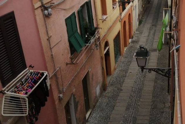 Vista de la calle desierta, desde la ventana de la vivienda de Martina Tey, a mediodía