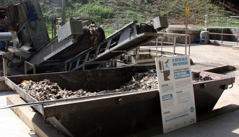 Un contenidor ple de tovalloletes.