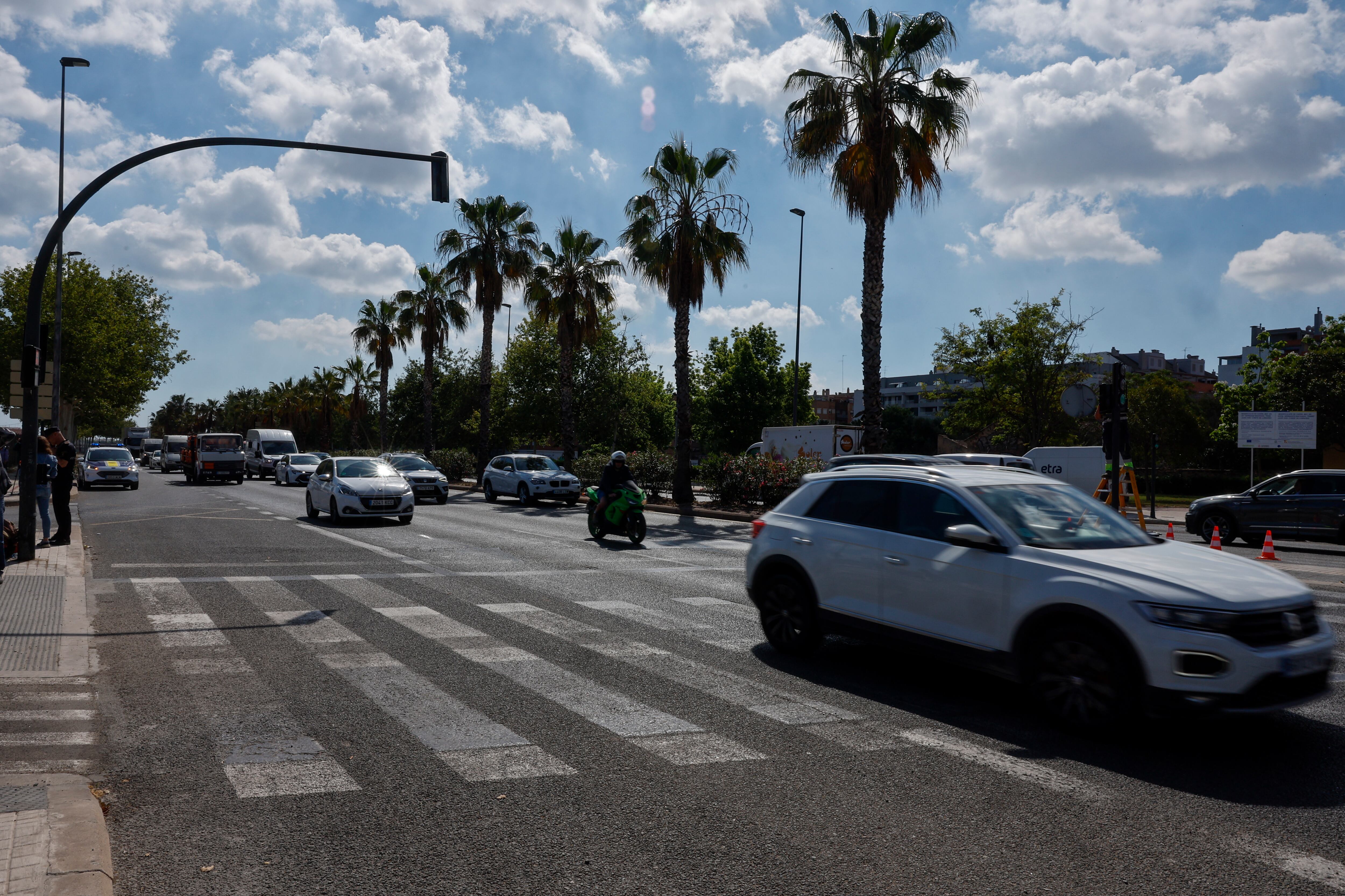 Vista general del paso de peatones de la Ronda Norte de València donde fue atropellado un niño de 8 años, que resultó herido muy grave, por un vehículo que se dio a la fuga. EFE/Kai Försterling