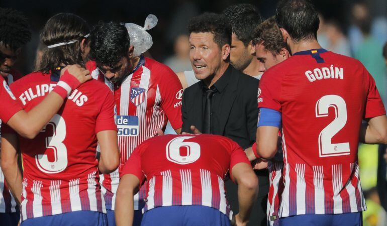 Simeone habla con sus jugadores en Balaídos, donde el Atlético ha caído 2-0.