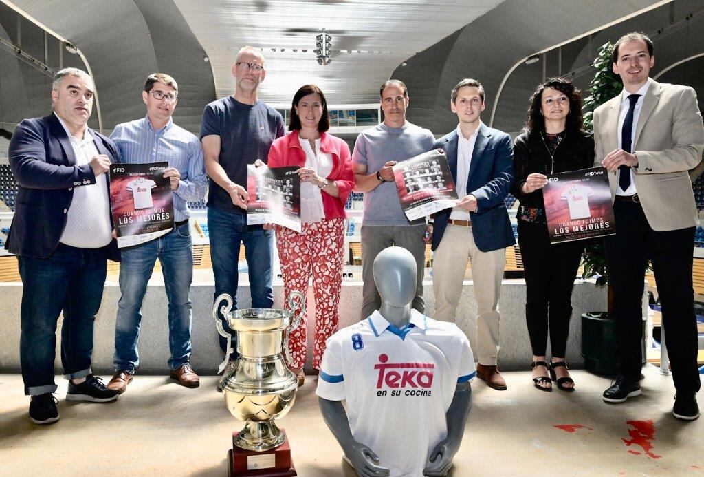 Los presentes en el acto de presentación del Foro Internacional del Deporte que rendirá homenaje al Teka del doblete en Santander