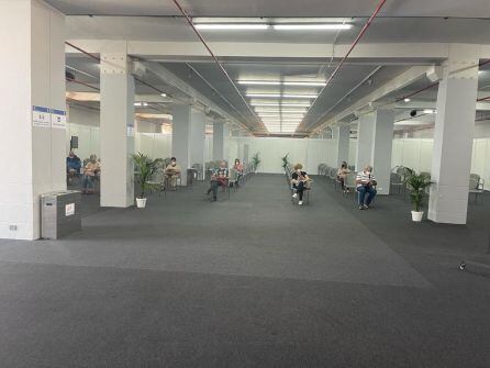 Usarios que ya han recibido la vacuna en el centro de INFECAR guardan 15 minutos de espera para conocer si les provoca reacción adversa.