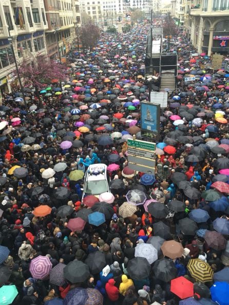 Multitud, a pesar de la lluvia, en la mascletà de este sábado, 17 de marzo