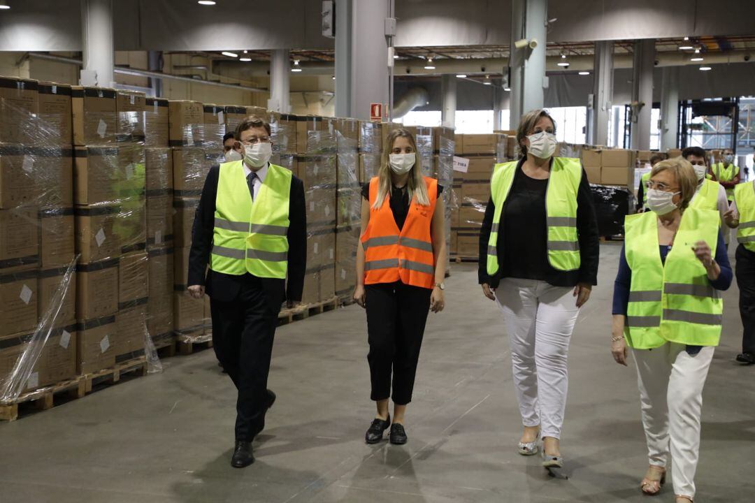 El president de la Generalitat, Ximo Puig, ha visitado este miércoles las instalaciones de Feria Valencia donde se almacena el material sanitario para hacer frente al coronavirus.