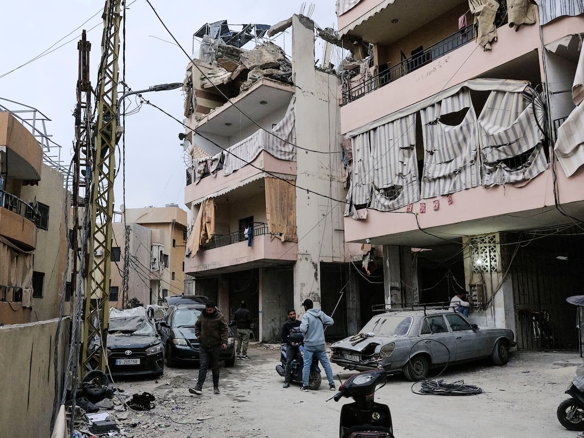 "Y que, por lo visto, desde el aire no se ven ni la miseria ni la generosidad"