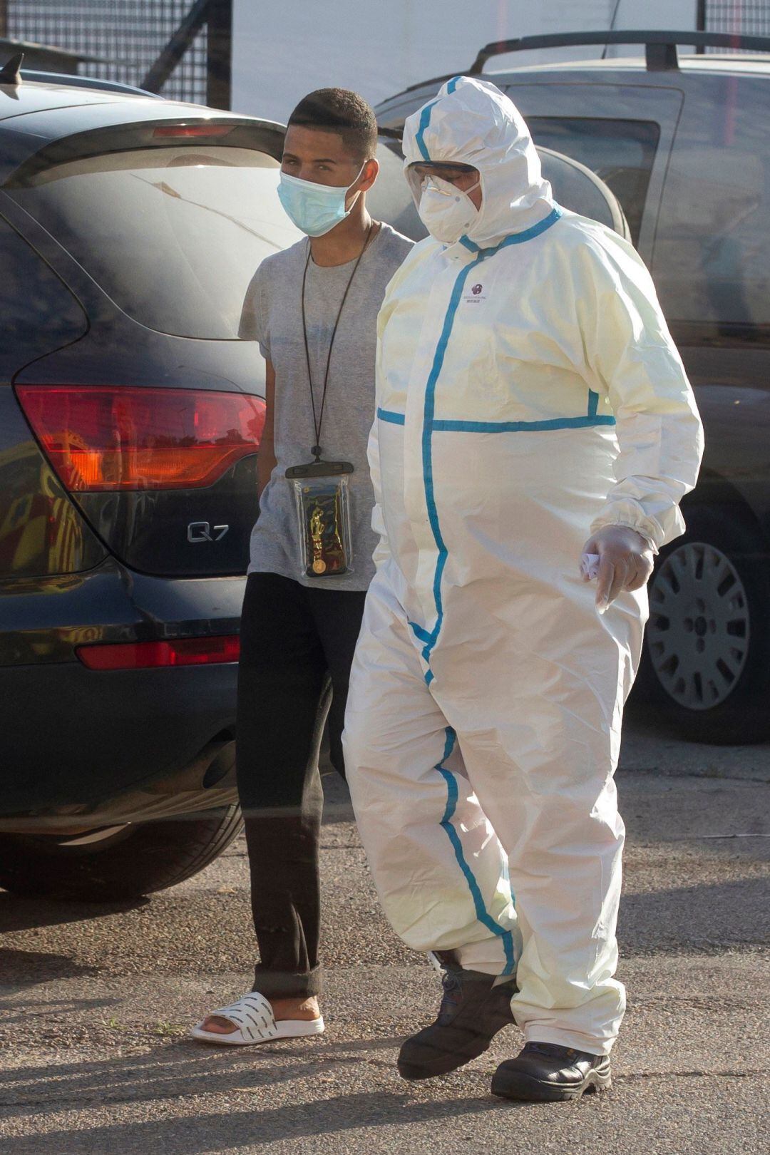 Uno de los inmigrantes con positivo en Covid-19, es trasladado por una ambulancia al Hospital de Santa Lucía de Cartagena