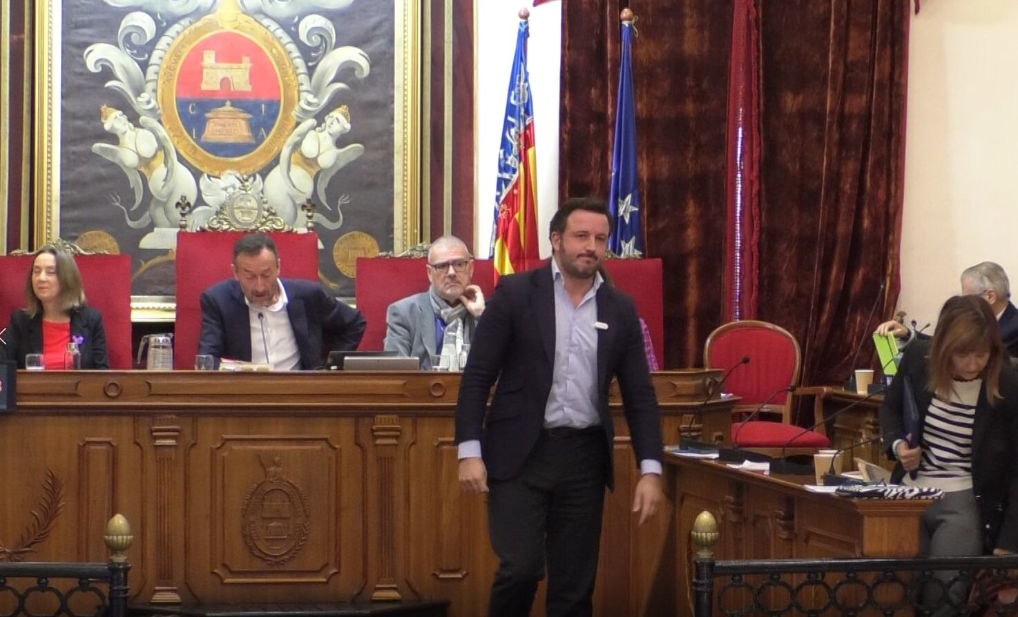 Pablo Ruz, presidente del PP, abandonando el Pleno del Ayuntamiento de Elche