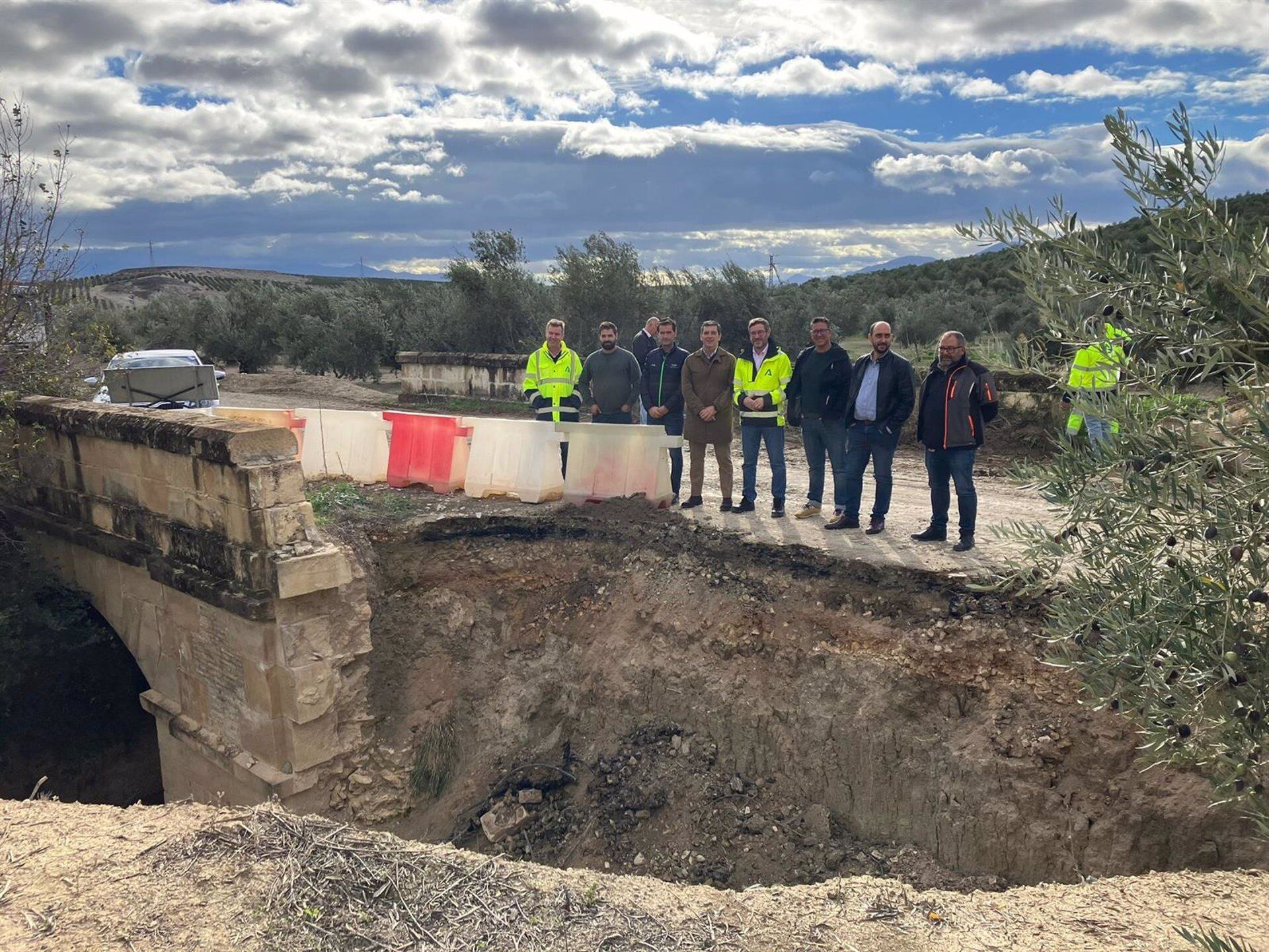 Visita a las obras en el puente sobre el arroyo Valdeolivas