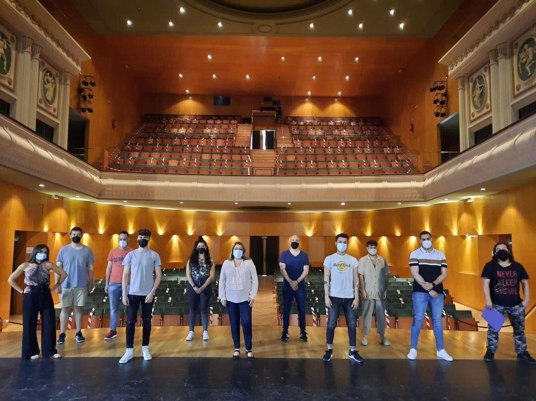 Reunión de la concejala de Cultura, Ángeles Isac, con artistas locales. 