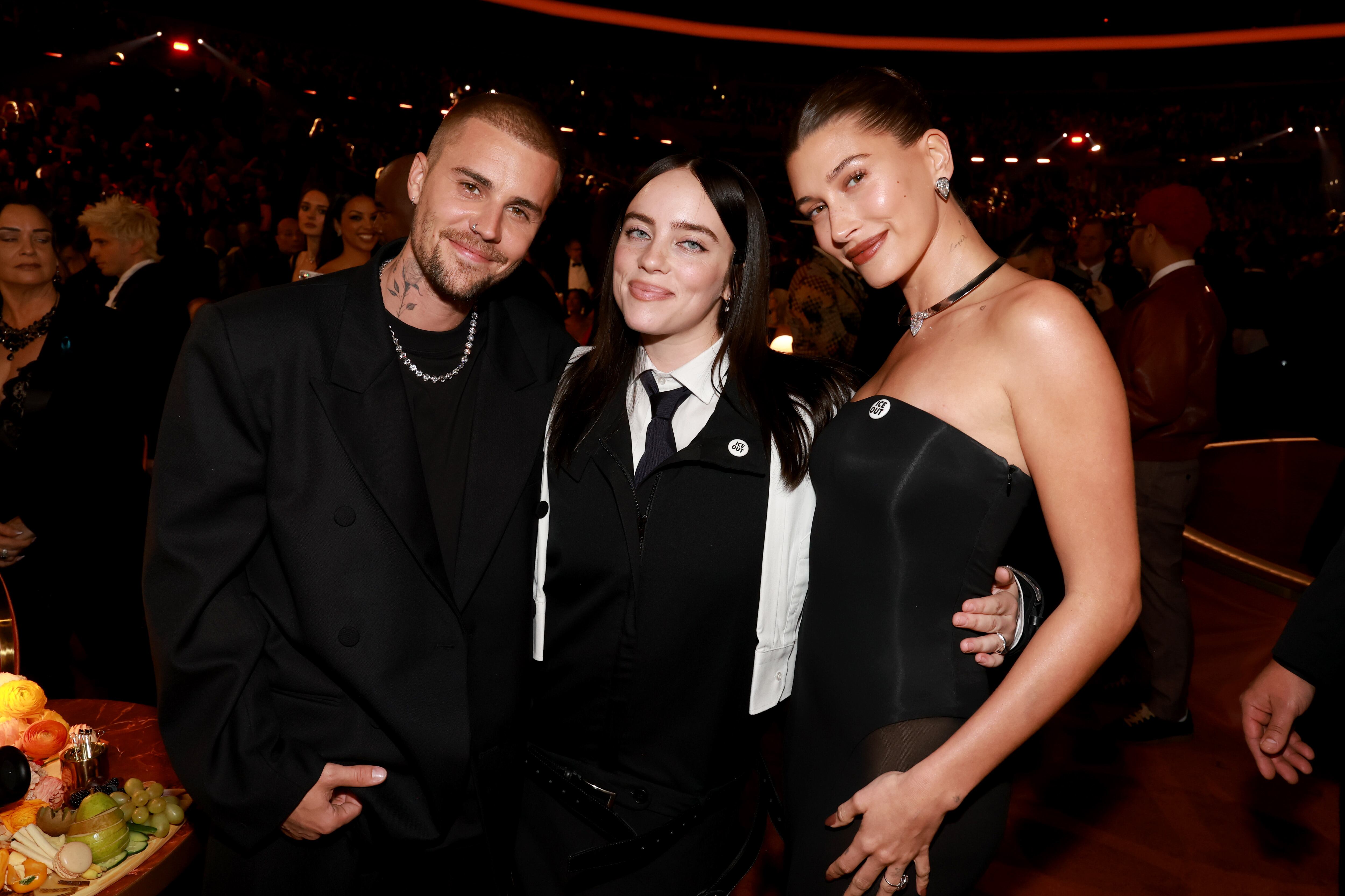 Justin Bieber junto a su mujer, Hailey Bieber y la cantante Billie Eilish.