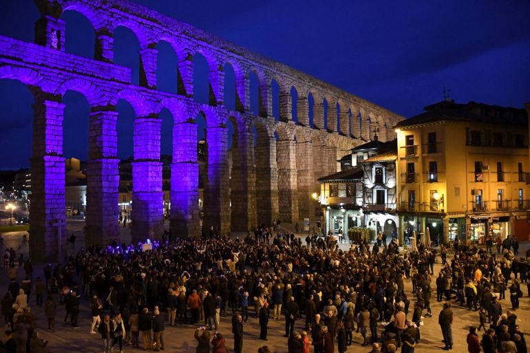 El Acueducto de Segovia ha sido hoy iluminado de azul en favor de la inclusión social de las personas con autismo, en el marco de la campaña de sensibilización &quot;Rompamos juntos barreras por el autismo. Hagamos una sociedad accesible&quot;. 