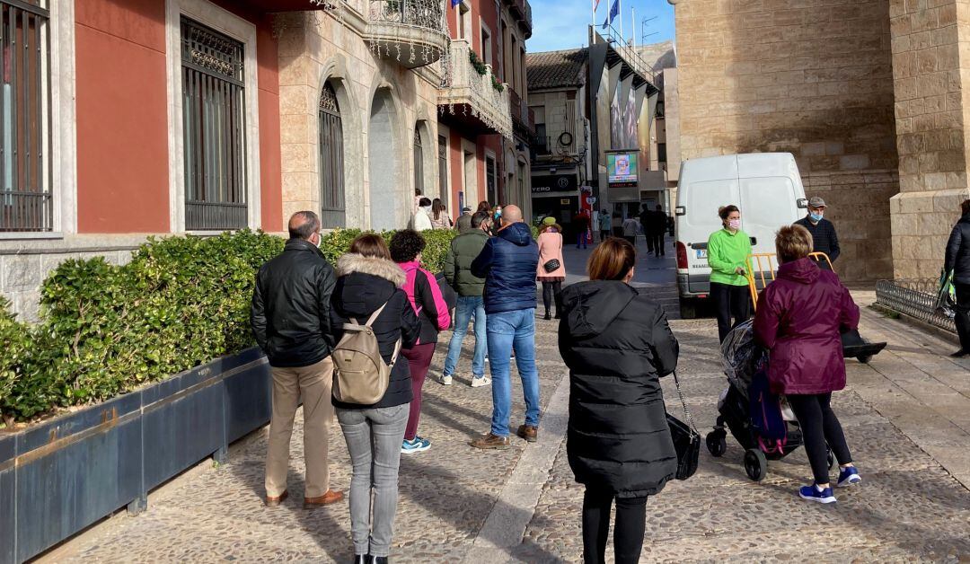 Filas para recoger las citas para ver a los Reyes Magos en el Pabellón Ferial de Valdepeñas (Ciudad Real) 