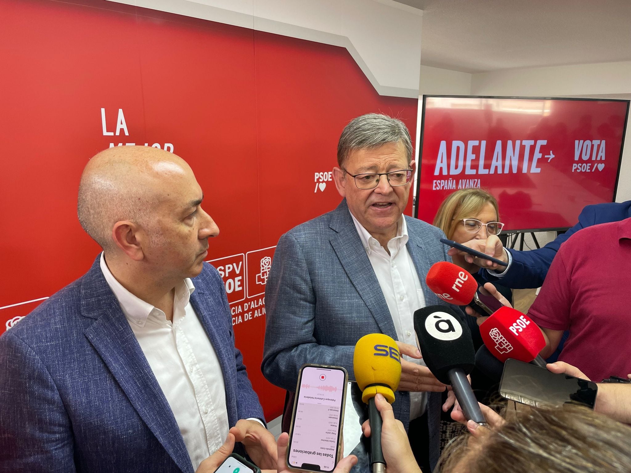 Alejandro Soler (i) y Ximo Puig(d) atienden a los MMCC tras el encuentro con diputados y candidatos del PSPV en Alicante