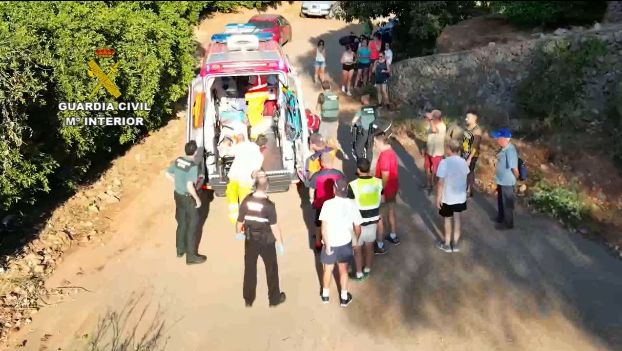 El hombre rescatado en el momento que era introducido en la ambulancia.