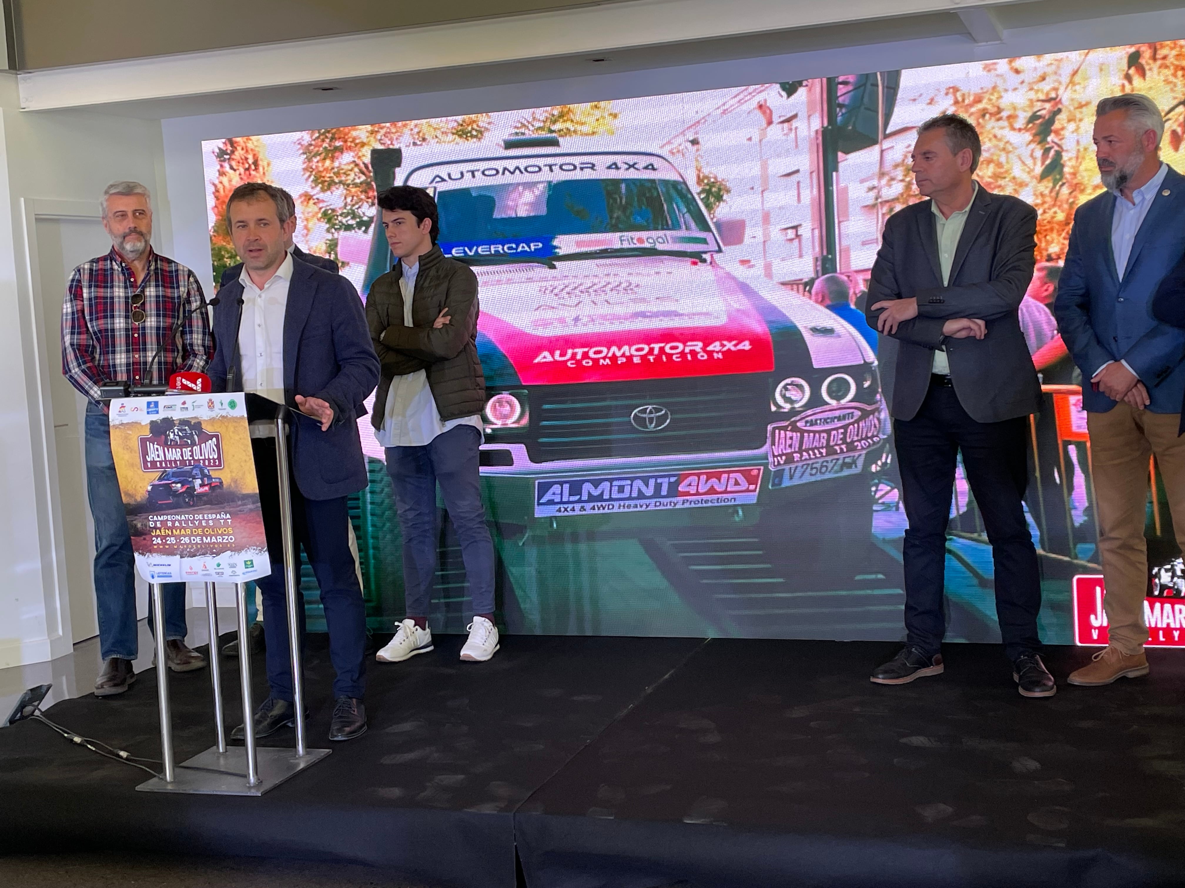 Momento de la presentación del Rally por parte del alcalde de Jaén Julio Millán acompañado por el Diputado Ángel Vera