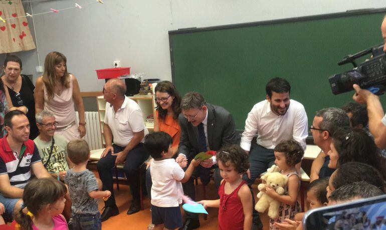 El president Pui, la vicepresidenta Oltra y el conseller Marzá han visitado hoy un aula de niños de 3 años, en el inicio del curso escolar