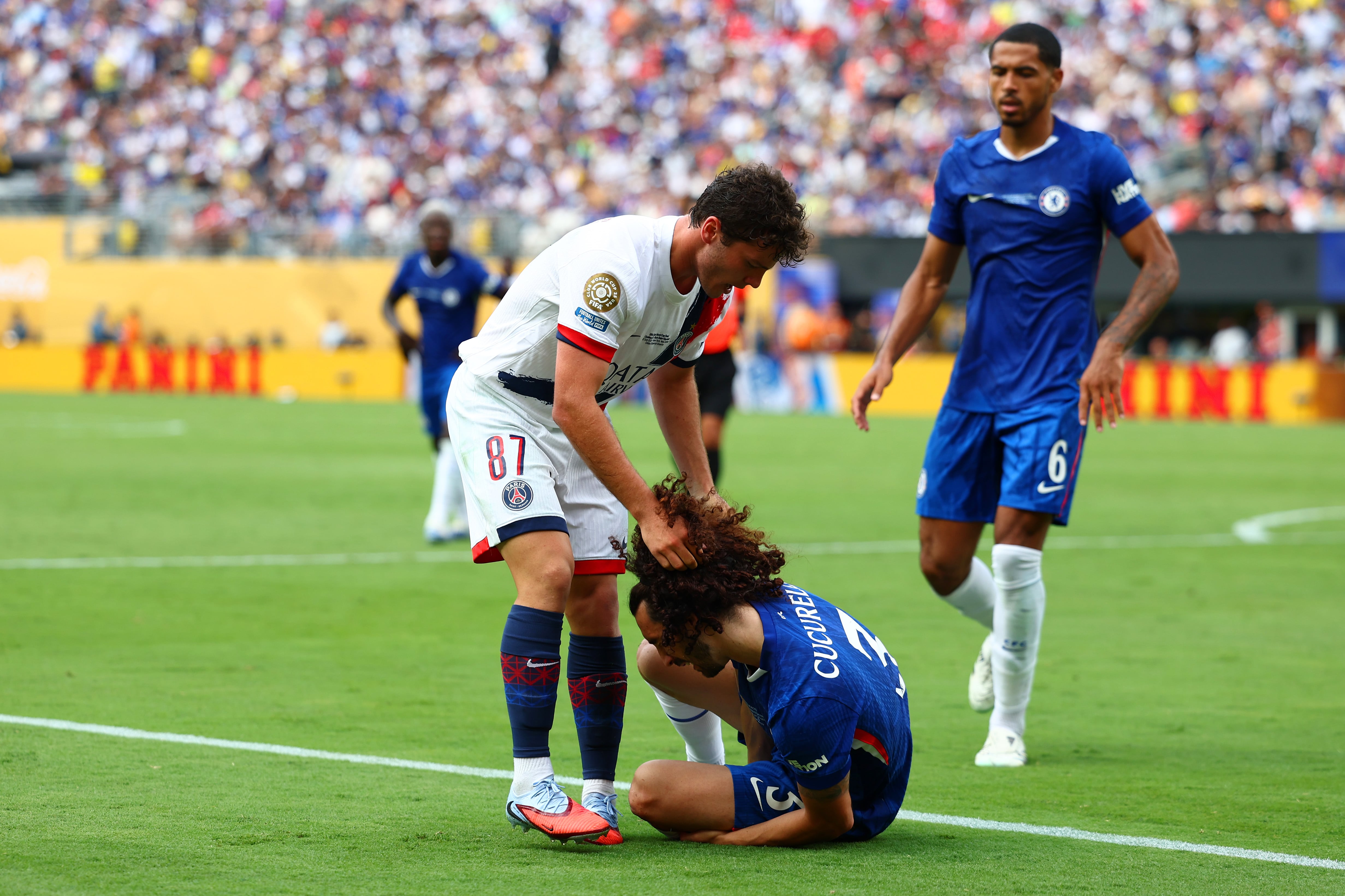 Joao Neves agarra a Marc Cucurella del pelo en la final del Mundial de Clubes
