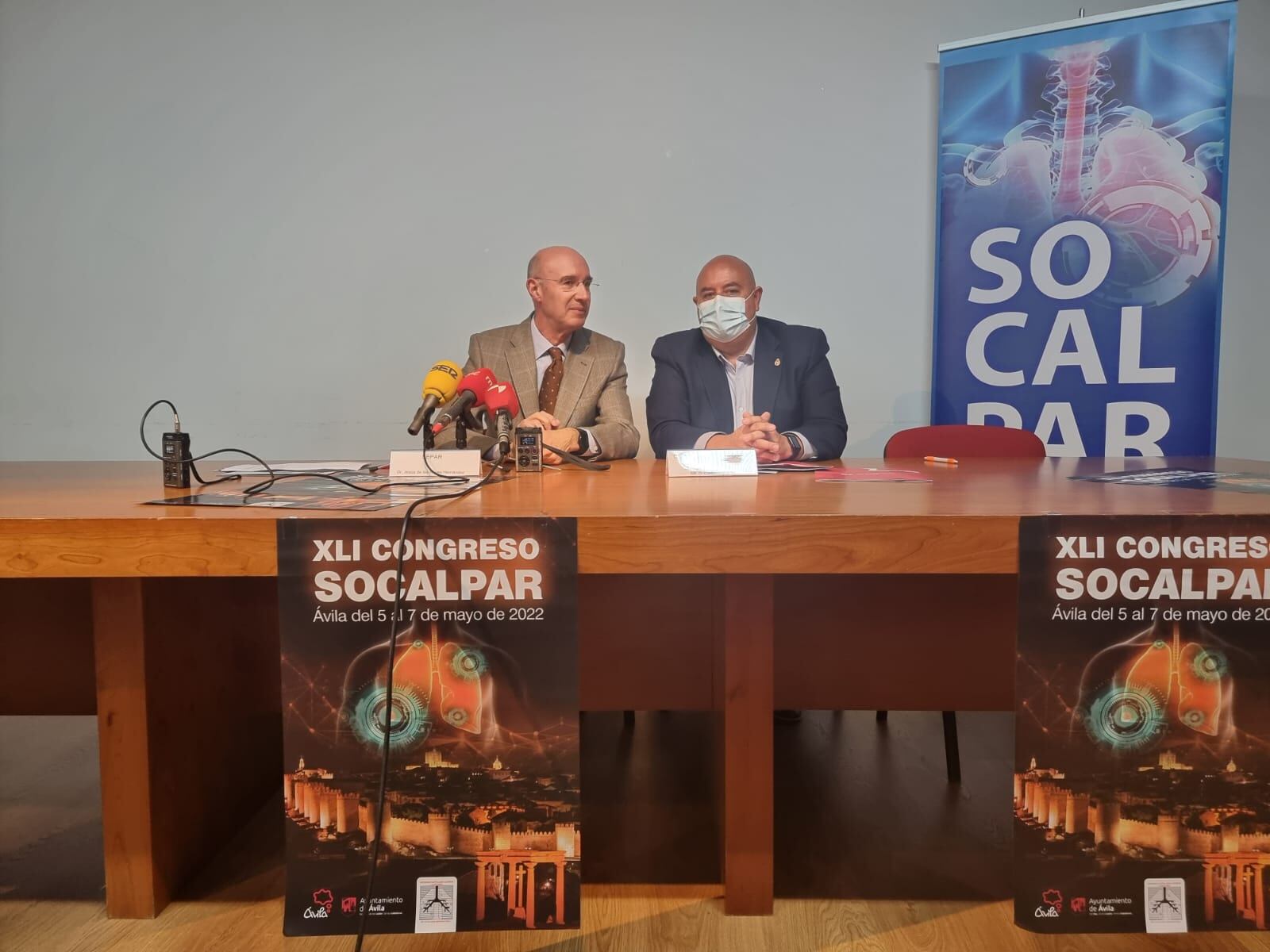 Jesús Hernández (i) junto al concejal de Turismo, Carlos López