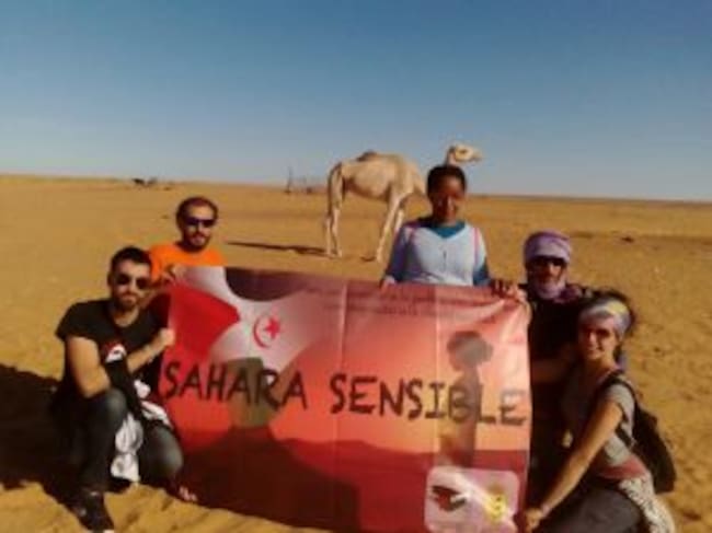 Miembros de la expidición muestran una pancarta reivindicativa de solidaridad con el pueblo saharahui