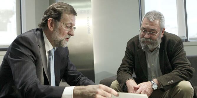 Rajoy recibe en su despacho de la sede nacional del PP al secretario general del UGT, Cándido Méndez