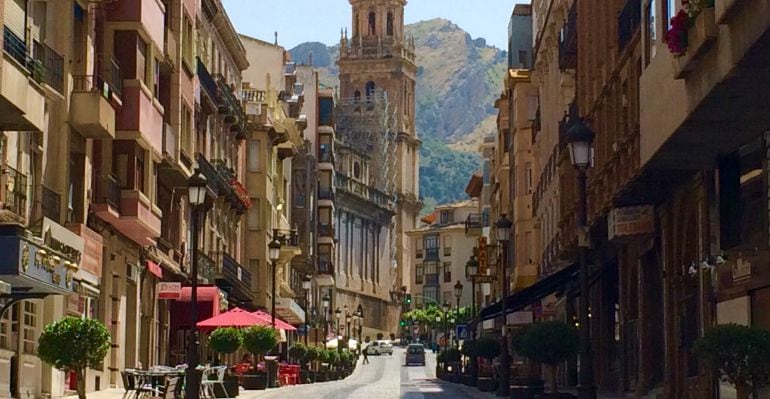 Calle Bernabé Soriano de la capital antes de ser peatonalizada y con la catedral al fondo. 