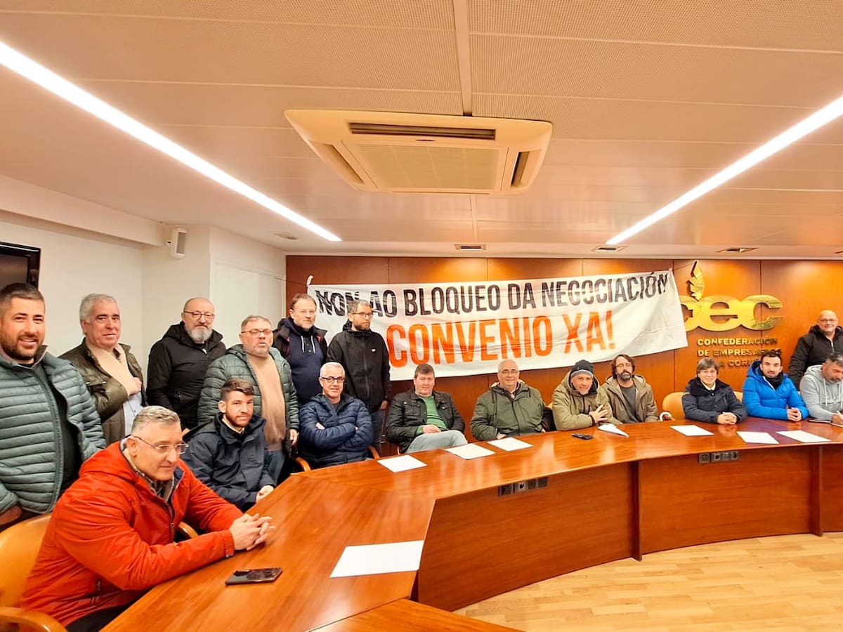 Tensión en el sector del autobús: encierro sindical de la CIG en la patronal de A Coruña por el bloqueo del convenio