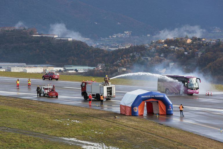 Simulacre d'emergències a l'aeroport de la Seu abans de la seva reobertura definitiva. Aquest estiu ja operaran els primers vols