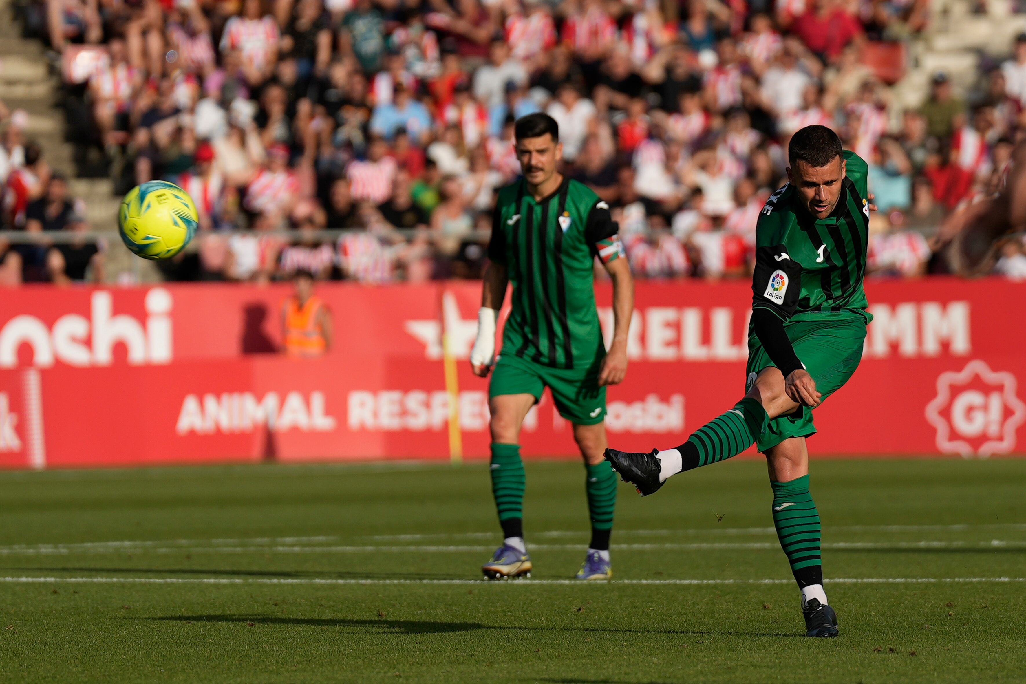 El delantero del Eibar Ager Aketxe marca el primer gol durante el partido entre el Girona-Eibar. Semifinales ascenso LaLiga en el estadio municipal de Montilivi. EFE/David Borrat