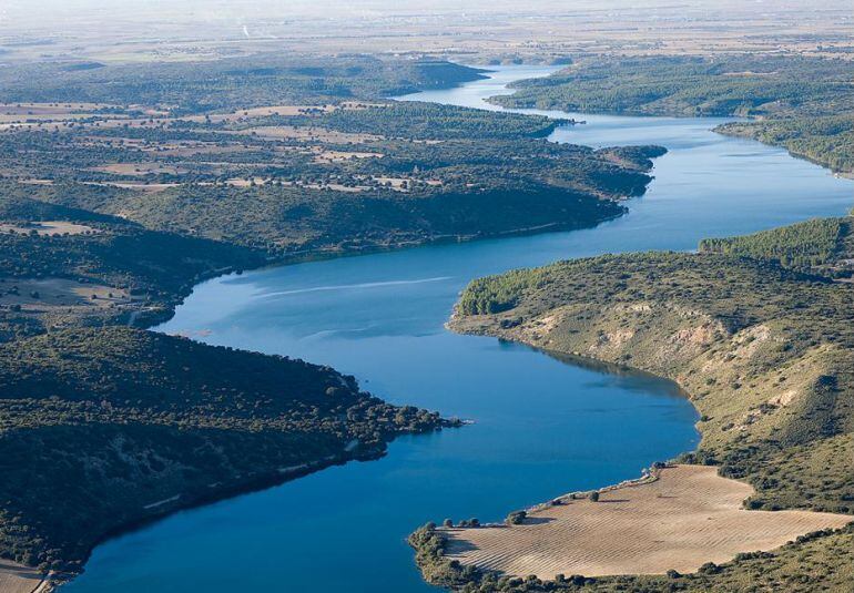 Imagen del pantano de Peñarroya que se mantiene ya casi al 60 por ciento de su capacidad con 29 hectómetros cúbicos, según la CHG.