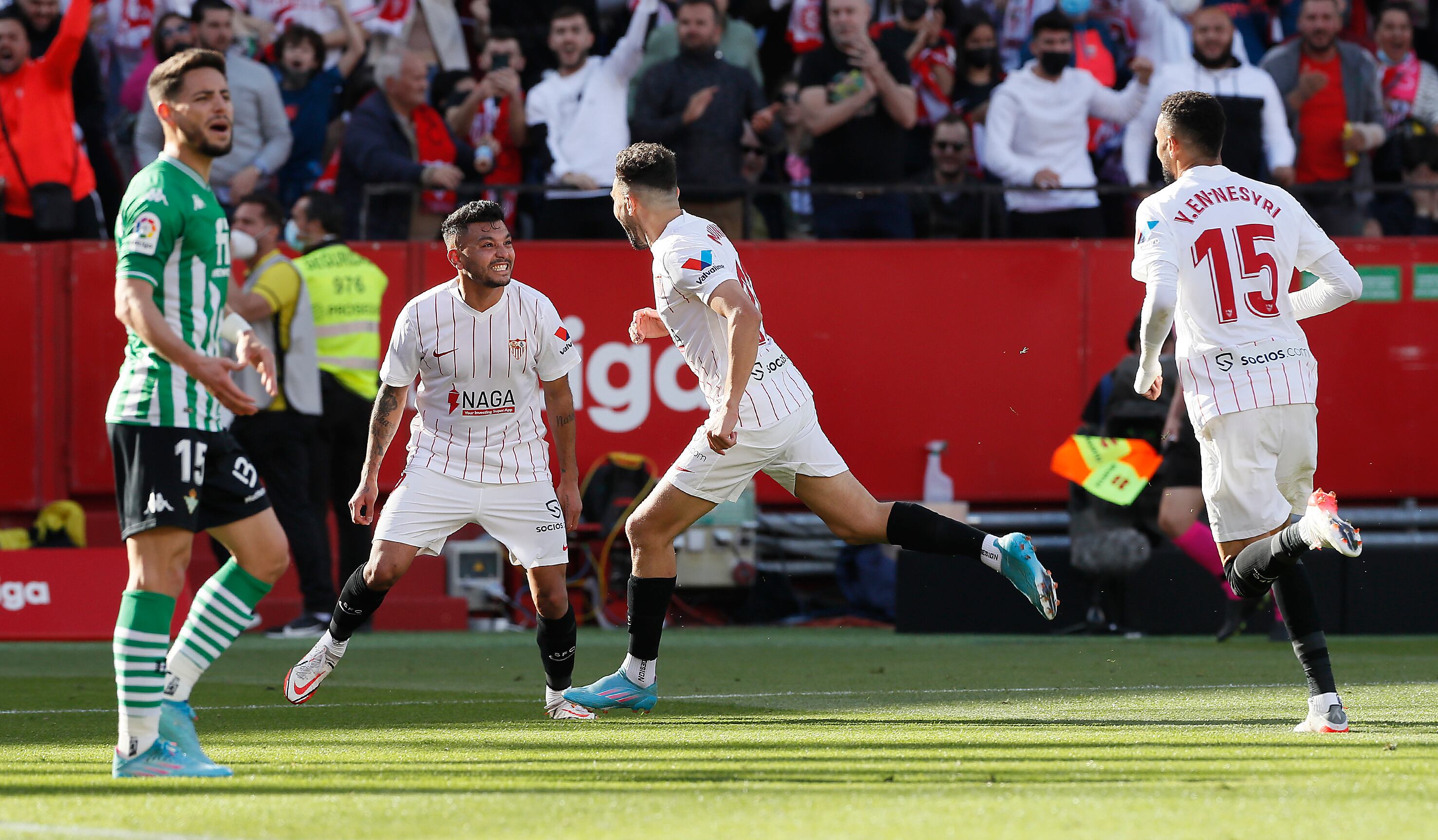 SEVILLA. 27/02/2022. - El centrocampista del Sevilla Munir (c) celebra su gol ante el Betis, el segundo del equipo, durante el partido de la jornada 16 de Liga que disputan en el estadio Ramón Sánchez Pizjúan de Sevilla. EFE/Jose Manuel Vidal.