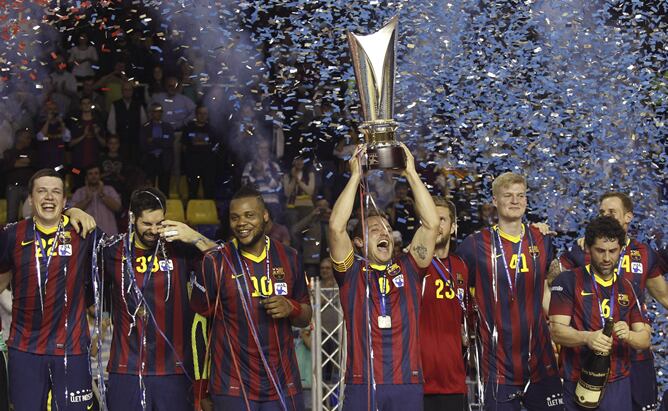 Víctor Tomás levanta el titulo de liga ante la euforia de todo el equipo culé.