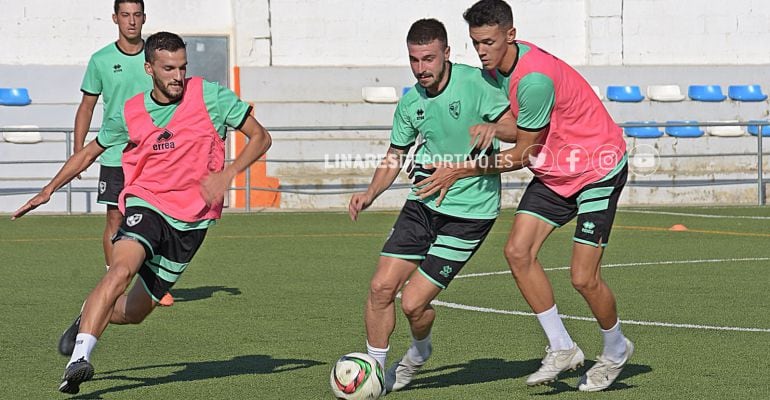 Los jugadores del Linares Deportivo durante su primer entrenamiento.