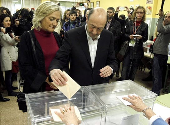 El candidato socialista ha sido el primero en votar. Ha acudido al colegio electoral a las 9:30 de la mañana acompañado de su mujer.