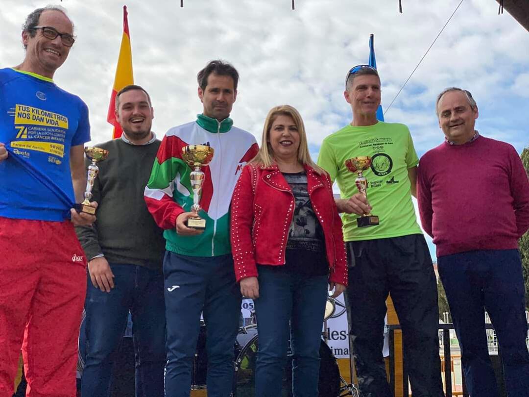 Los ganadores de la prueba junto a la alcaldesa y al delegado de deportes