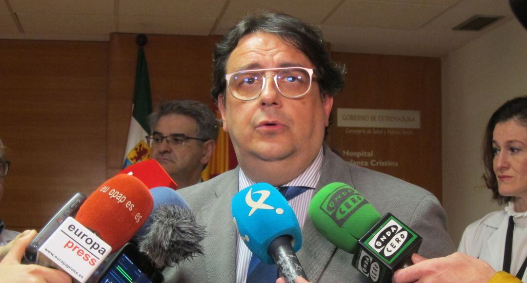 El consejero de SAnidad de Extremadura, José María Vergeles, atiende a los medios en Badajoz 